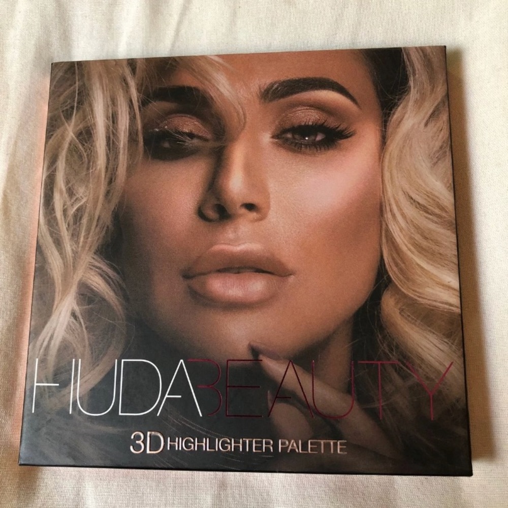 Huda Beauty Pink Sands highlighting palette